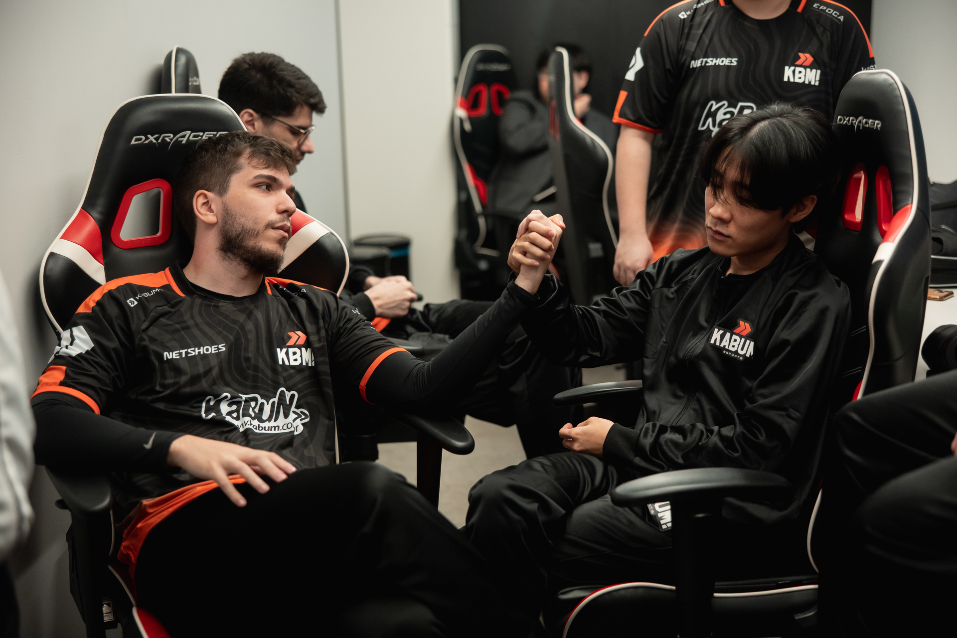 RedBert e Lonely na sala de espera da KaBuM