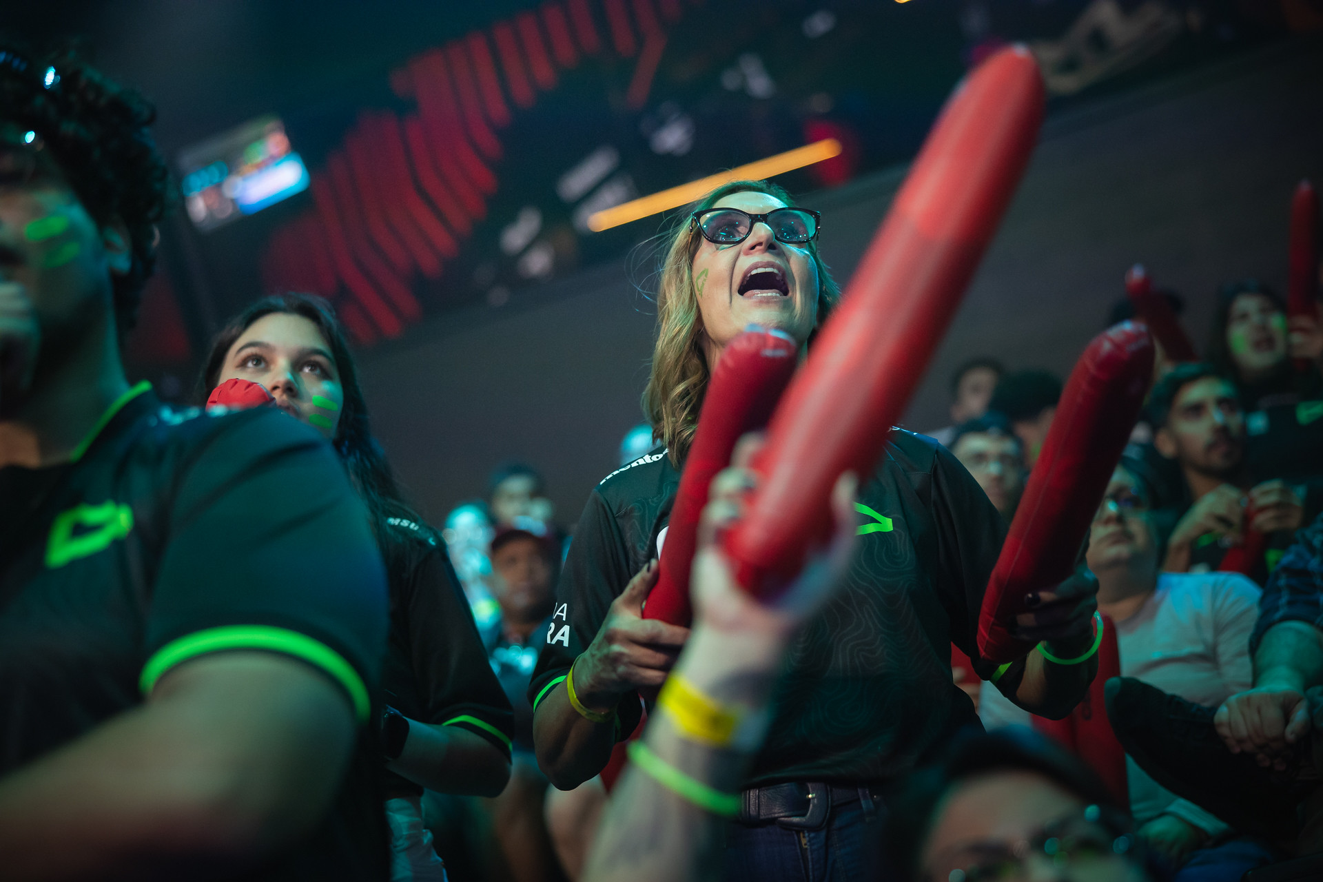 Tia de RedBert segurando batecos na Arena CBLOL